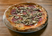 Pizza mit milder Salami und Champignons