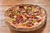 Pizza mit scharfer Salami