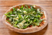 Pizza mit Rucola und Parmesan
